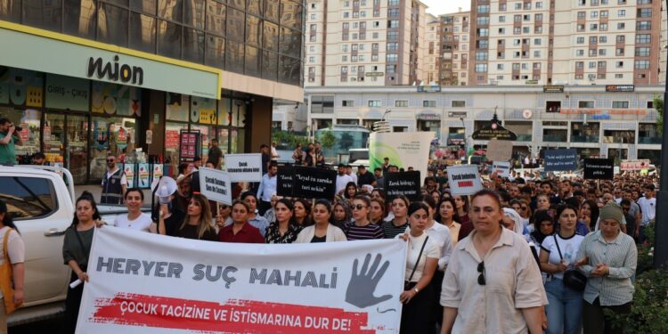 Şirnex’te yüzlerce kişi çocuklar için yürüdü