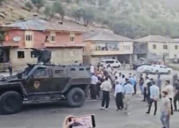 Köyü basan askerler ‘kaçakçılık’ gerekçesiyle evleri aramak istedi