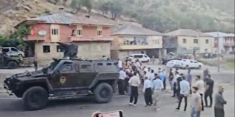 Köyü basan askerler ‘kaçakçılık’ gerekçesiyle evleri aramak istedi