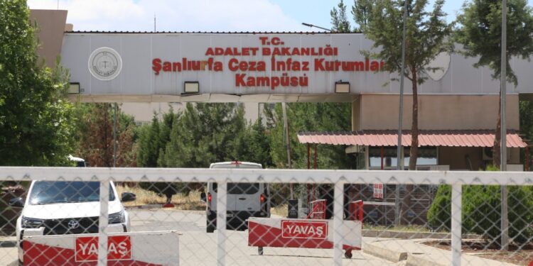 Çıplak aramaya maruz kalan tutsak yakınları: Başörtümüz çıkarılıyor