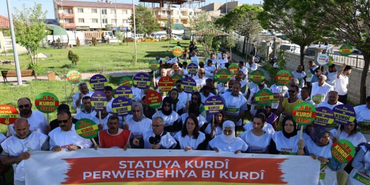 Wan ilçelerinde yürüyüş: Kürt halkının ulusal değerleri tanınsın
