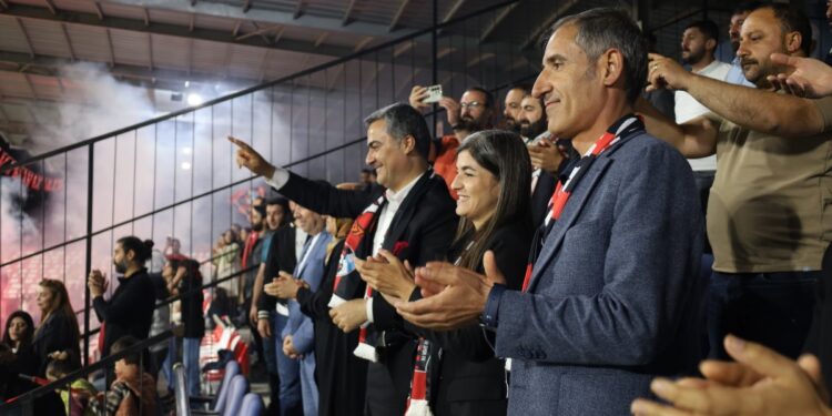 Vanspor kutlamalarında kayyım protestosu