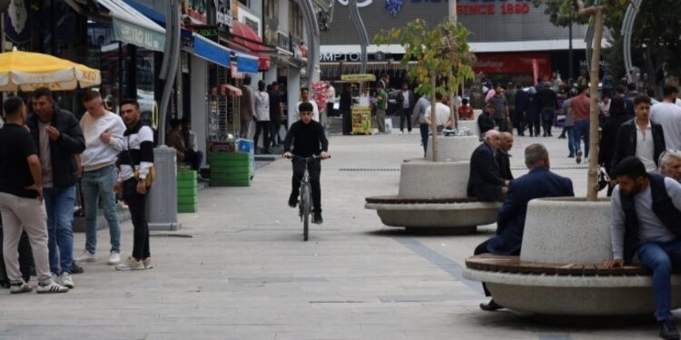 Sokak yargı paketine tepkili: Tutsaklar bırakılmalı