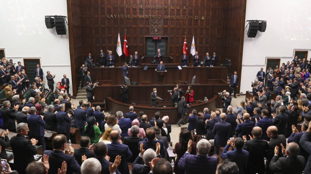 AKP’nin hedefinde bazı partiler var, anayasa değişikliği için milletvekili pazarlığı yürütecekler