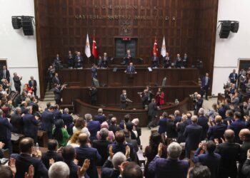 AKP’nin hedefinde bazı partiler var, anayasa değişikliği için milletvekili pazarlığı yürütecekler