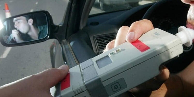 Alkolmetreye üflemeyene 5 bin lira ceza, ehliyetine 2 yıl el koyma