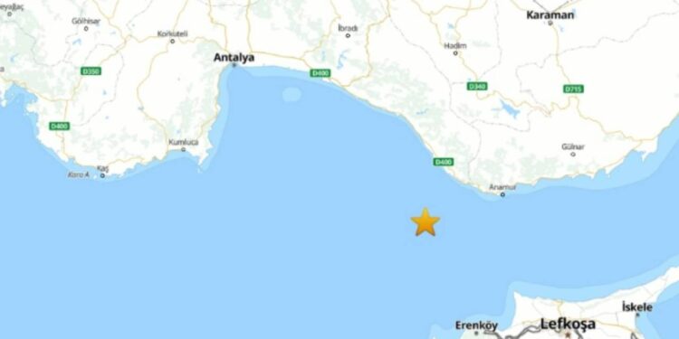 Antalya'da Korkutan Deprem