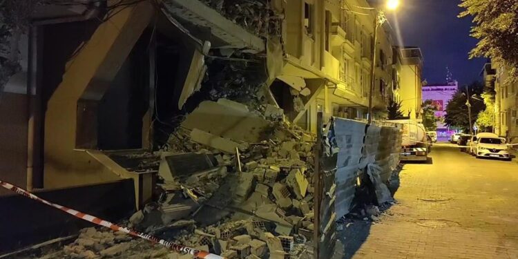 Avcılar'da Korkutan Olay: Bina Aniden Çöktü! Çevre Binalar da Boşaltıldı