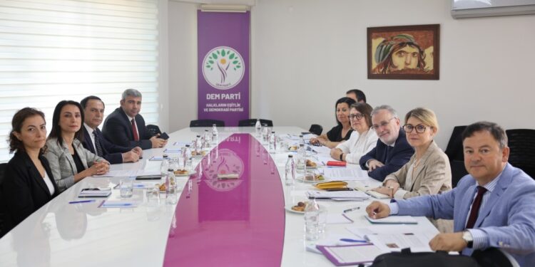 Avrupa Yerel Yönetimler Kongresi Başkanı'ndan DEM Parti'ye ziyaret