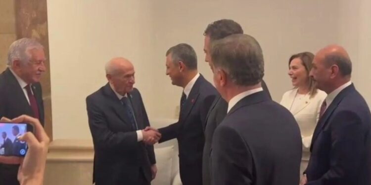 Bahçeli ile Özel Arasında Dikkat Çeken Diyalog: 'Çok Hareketlisiniz Maşallah'