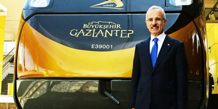 Bakan Uraloğlu: Trenler güneş enerjisiyle üretilecek