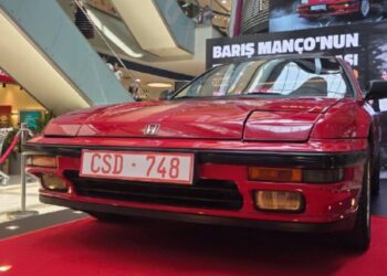 Barış Manço'nun 1991 model kırmızı otomobili sevenleriyle buluştu