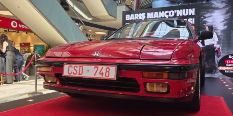 Barış Manço'nun 1991 model kırmızı otomobili sevenleriyle buluştu