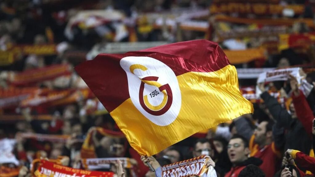 Bavullarını Toplayıp Gitmişti... Galatasaraylı Yıldız Geri Döndü, Taraftar Coştu!