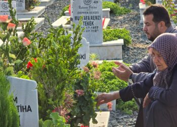 Bayram Buruk Başladı: Deprem Şehitliğine Hüzünlü Ziyaret