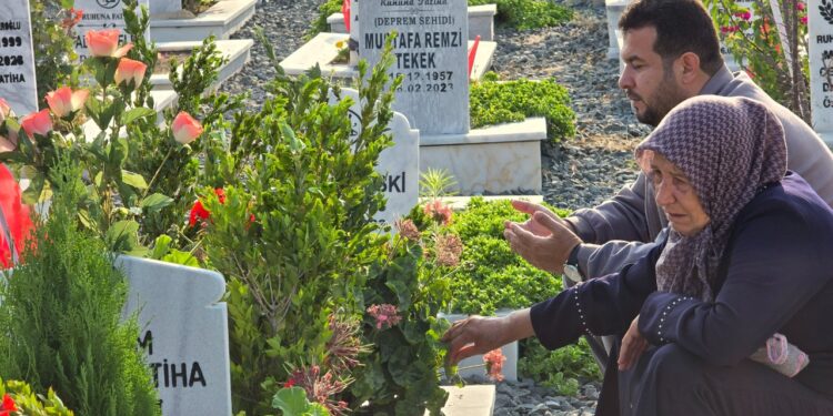 Bayram Buruk Başladı: Deprem Şehitliğine Hüzünlü Ziyaret