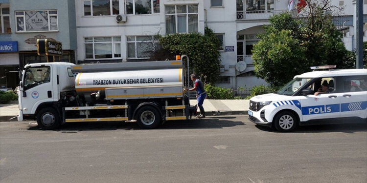 Belediye işçileri, sel temizliğinde karbonmonoksit gazından zehirlendi