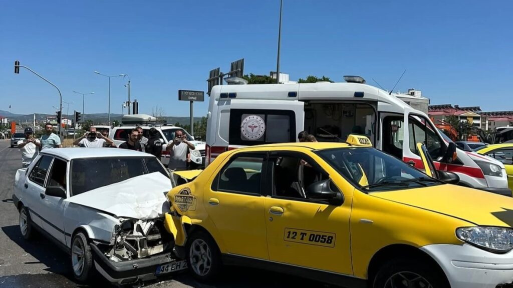Bingöl'de İki Araç Çarpıştı, 2 Kişi Yaralandı