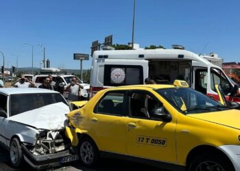 Bingöl'de İki Araç Çarpıştı, 2 Kişi Yaralandı