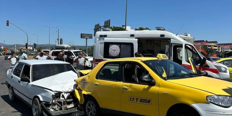 Bingöl'de İki Araç Çarpıştı, 2 Kişi Yaralandı