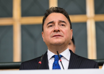 Bir gazeteciyi alıp içeri atıyor, medyaya ayar vermeye çalışıyor