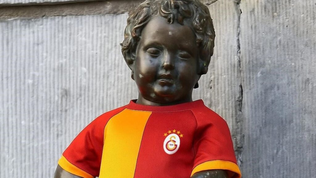 Böyle Forma Tanıtımı Görülmedi: Brüksel'in 406 Yıllık Simgesi Artık Galatasaraylı