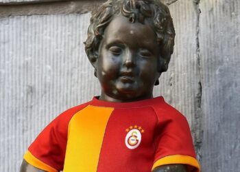 Böyle Forma Tanıtımı Görülmedi: Brüksel'in 406 Yıllık Simgesi Artık Galatasaraylı