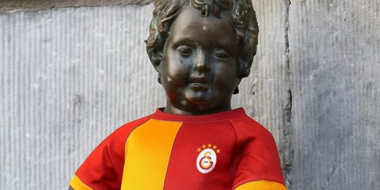 Böyle Forma Tanıtımı Görülmedi: Brüksel'in 406 Yıllık Simgesi Artık Galatasaraylı
