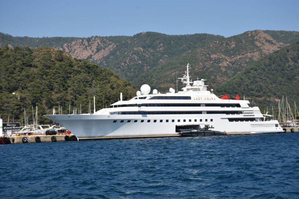 Bush ailesini de ağırlamış, helikopter, 80 mürettebat, hastane, güvertesinde kumsal olan "Lady Moura" yatı Marmaris limanında