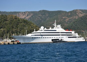 Bush ailesini de ağırlamış, helikopter, 80 mürettebat, hastane, güvertesinde kumsal olan "Lady Moura" yatı Marmaris limanında