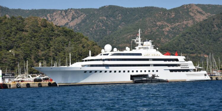 Bush ailesini de ağırlamış, helikopter, 80 mürettebat, hastane, güvertesinde kumsal olan "Lady Moura" yatı Marmaris limanında