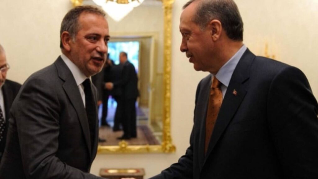 Cumhurbaşkanı tutuklanmaya sevk edildiğinde, Fatih Altaylı canlı yayına çağırdı, merkez medyadan aykırı bir tavır sergiledi
