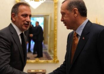 Cumhurbaşkanı tutuklanmaya sevk edildiğinde, Fatih Altaylı canlı yayına çağırdı, merkez medyadan aykırı bir tavır sergiledi