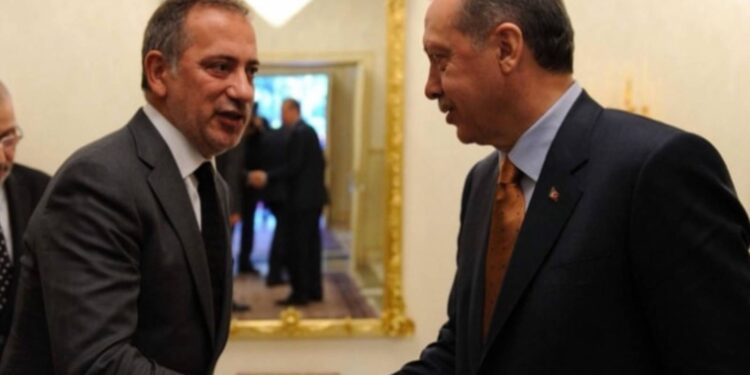 Cumhurbaşkanı tutuklanmaya sevk edildiğinde, Fatih Altaylı canlı yayına çağırdı, merkez medyadan aykırı bir tavır sergiledi