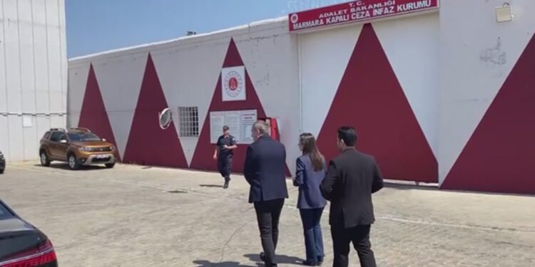 DEM Parti heyeti 'süreç' görüşmesi için Silivri'de