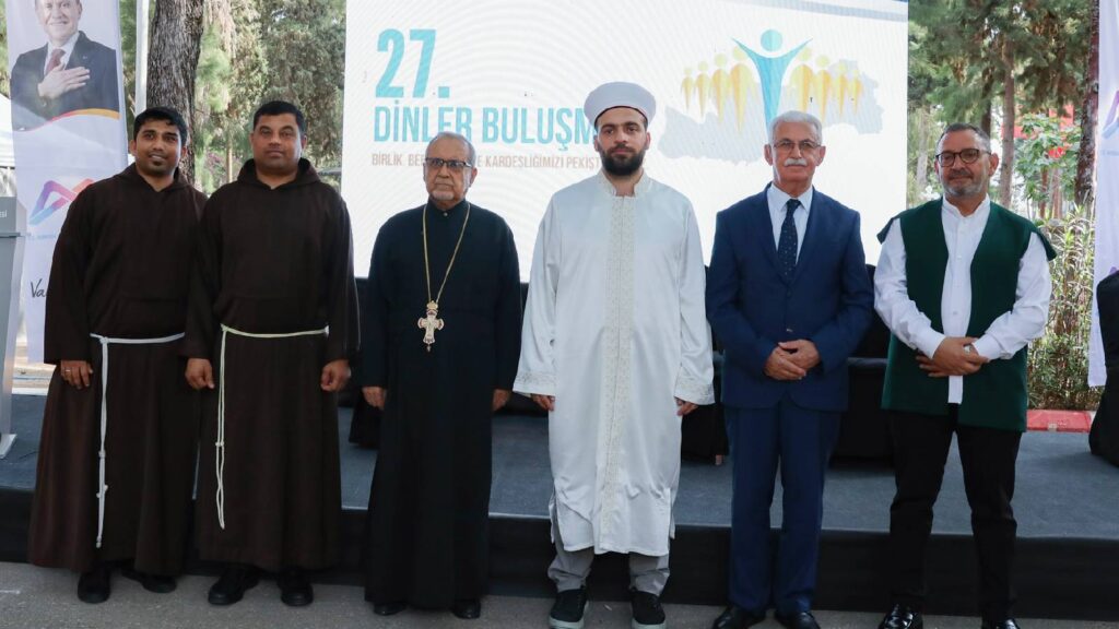 Din adamları, Mersin'deki Hoşgörü Mezarlığı'nda halkla bayramlaştı