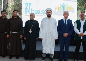 Din adamları, Mersin'deki Hoşgörü Mezarlığı'nda halkla bayramlaştı