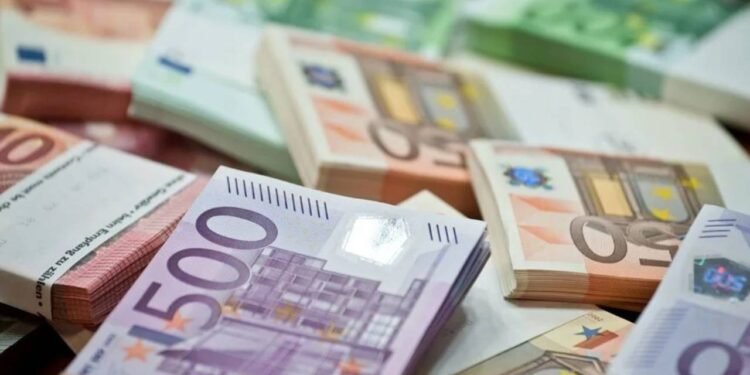 Dolar Düşüyor, Euro Uçuyor: Kurda Yeni Rekor