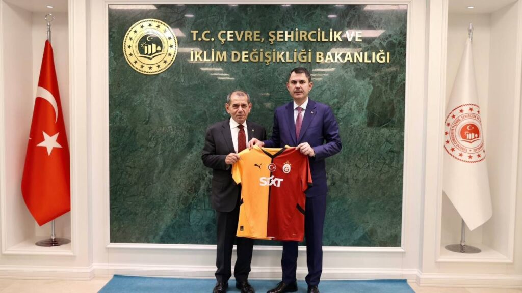Dursun Özbek'ten Bakan Kurum'a Forma Hediyesi
