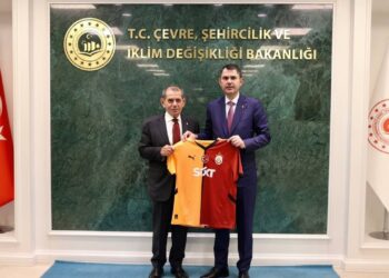 Dursun Özbek'ten Bakan Kurum'a Forma Hediyesi