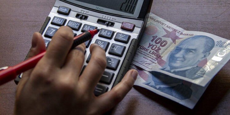 Emekliye zam yok, kamuya araç ve giyim affı var