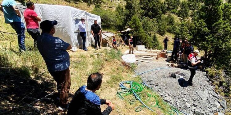 Erzurum'da taş ocağındaki göçükte ölen 3 işçi toprağa verildi