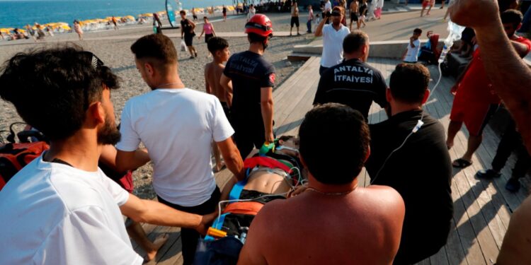 Falezlerden Atladı, Ölümle Burun Buruna Geldi! 18 Yaşındaki Genç Ağır Yaralı