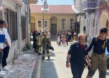 Fatih'te kısmen çöken bina belediye ekipleri tarafında mühürlendi