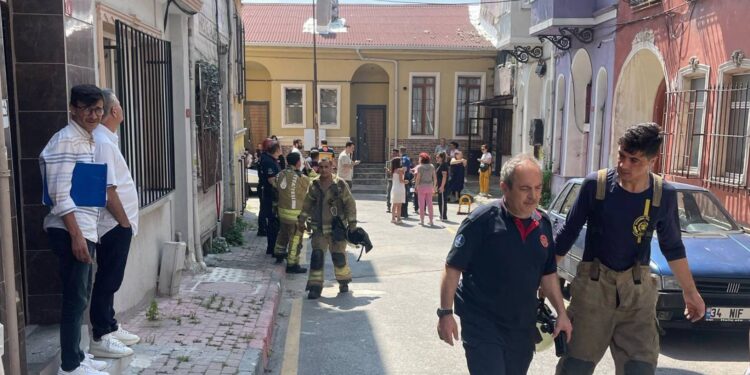 Fatih'te kısmen çöken bina belediye ekipleri tarafında mühürlendi