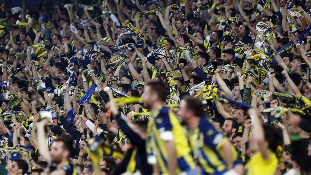 Fenerbahçe Taraftarını Ayağa Kaldıran Pankart! 'Bir Yönetici Dur Demedi mi?'