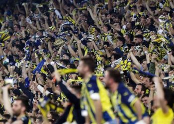 Fenerbahçe Taraftarını Ayağa Kaldıran Pankart! 'Bir Yönetici Dur Demedi mi?'