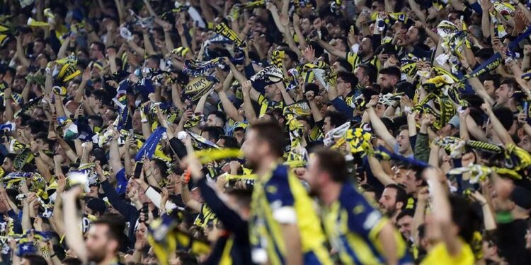 Fenerbahçe Taraftarını Ayağa Kaldıran Pankart! 'Bir Yönetici Dur Demedi mi?'