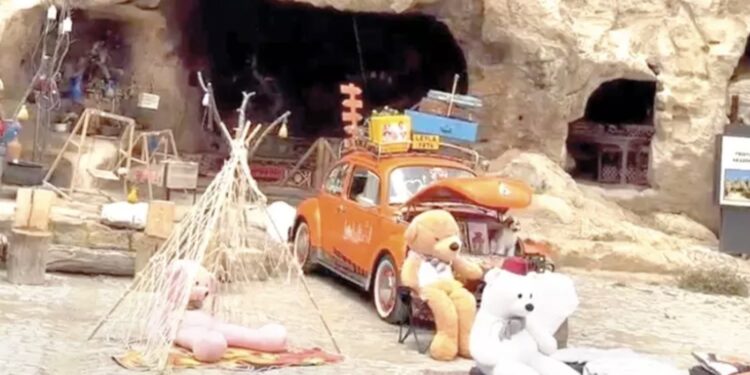 Frigya bölgesindeki 3 bin yıllık kaya mezar kafe oldu!