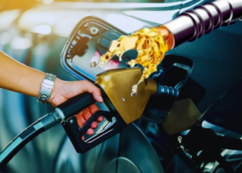 Füzeler Uçtu, Fiyatlar Patladı: Akaryakıta Çifte Zam Yolda